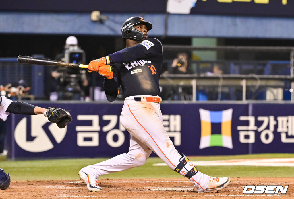 3일 오후 서울 잠실구장에서 ‘2026 신한은행 SOL Bank KBO리그’ 두산 베어스와 한화 이글스의 경기가 진행됐다.이날 두산은 플렉센을, 한화는 에르난데스를 선발투수로 내세웠다.  4회초 1사 1루 한화 페라자가 2점 홈런을 날리고 있다.  2026.04.02 / soul1014@osen.co.kr