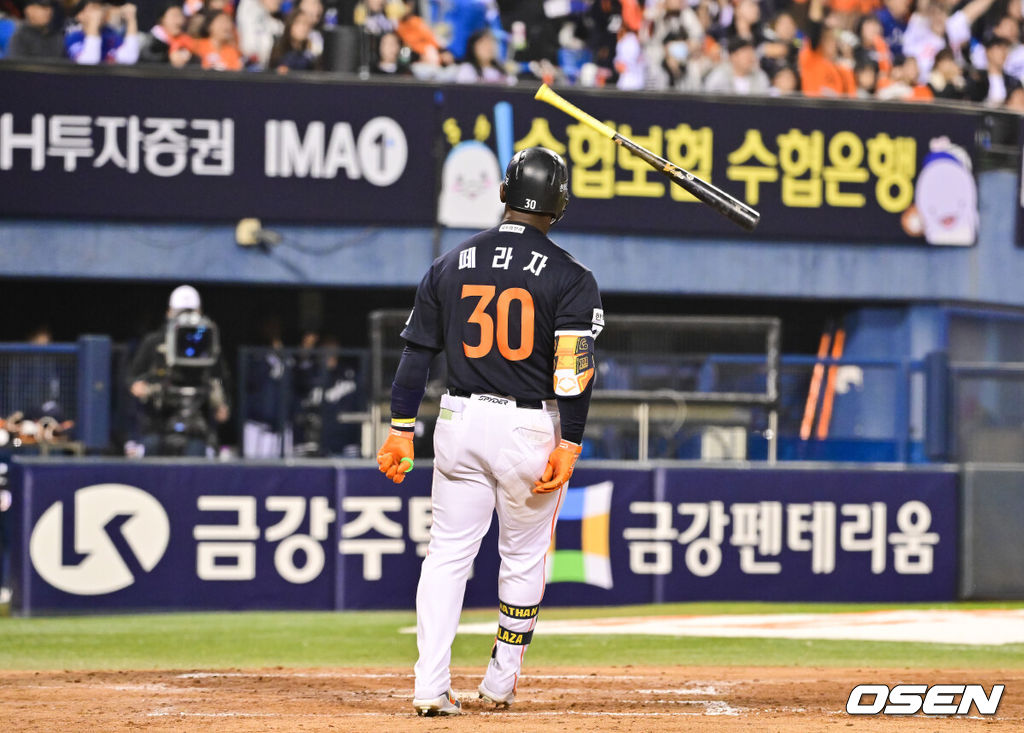 3일 오후 서울 잠실구장에서 ‘2026 신한은행 SOL Bank KBO리그’ 두산 베어스와 한화 이글스의 경기가 진행됐다.이날 두산은 플렉센을, 한화는 에르난데스를 선발투수로 내세웠다.  4회초 1사 1루 한화 페라자가 2점 홈런을 날리고 방망이를 던지고 있다 2026.04.02 / soul1014@osen.co.kr