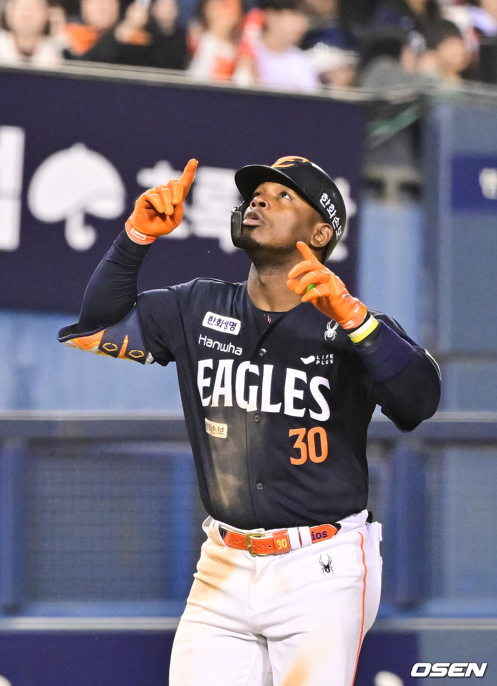 3일 오후 서울 잠실구장에서 ‘2026 신한은행 SOL Bank KBO리그’ 두산 베어스와 한화 이글스의 경기가 진행됐다.이날 두산은 플렉센을, 한화는 에르난데스를 선발투수로 내세웠다.  4회초 1사 1루 한화 페라자가 2점 홈런을 날리고 베이스를 돌고 있다.  2026.04.02 / soul1014@osen.co.kr