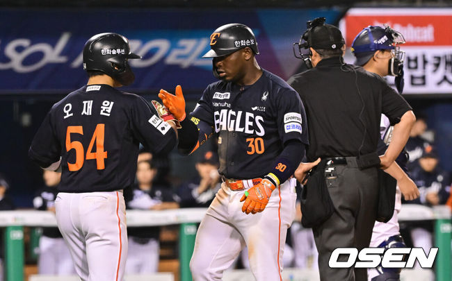 [OSEN=잠실, 박준형 기자] 3일 오후 서울 잠실구장에서 ‘2026 신한은행 SOL Bank KBO리그’ 두산 베어스와 한화 이글스의 경기가 진행됐다.이날 두산은 플렉센을, 한화는 에르난데스를 선발투수로 내세웠다.  4회초 1사 1루 한화 페라자가 2점 홈런을 날리고 1루 주자 오재원과 하이파이브를 하고 있다.   2026.04.02 / soul1014@osen.co.kr