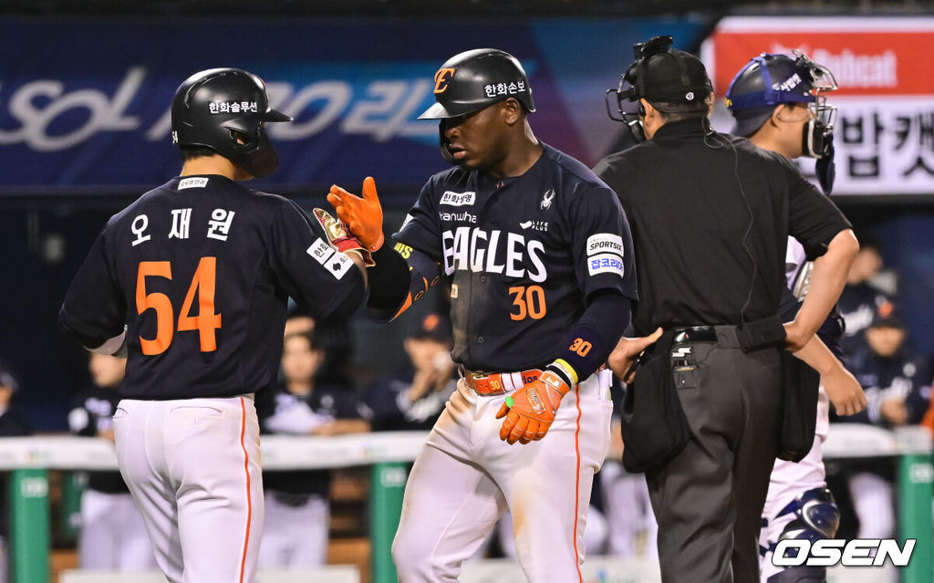 3일 오후 서울 잠실구장에서 ‘2026 신한은행 SOL Bank KBO리그’ 두산 베어스와 한화 이글스의 경기가 진행됐다.이날 두산은 플렉센을, 한화는 에르난데스를 선발투수로 내세웠다.  4회초 1사 1루 한화 페라자가 2점 홈런을 날리고 1루 주자 오재원과 하이파이브를 하고 있다.   2026.04.02 / soul1014@osen.co.kr