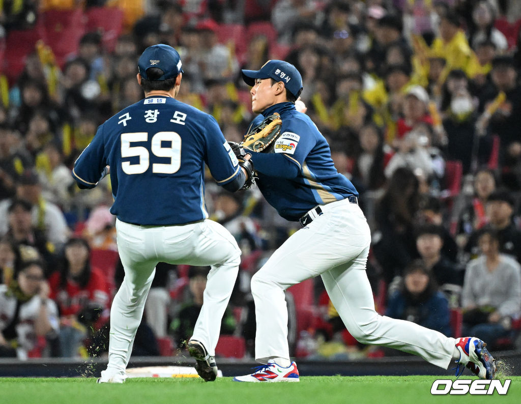 의욕이 너무 앞섰나, 송구 실책하는 신재인