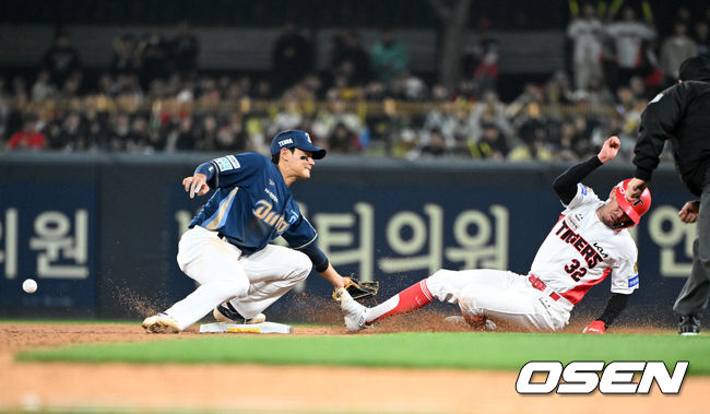 송구가 빠지며 1,2루 위기에 몰린 NC