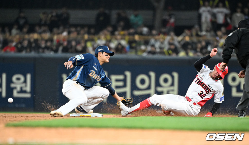 송구가 빠지며 1,2루 위기에 몰린 NC