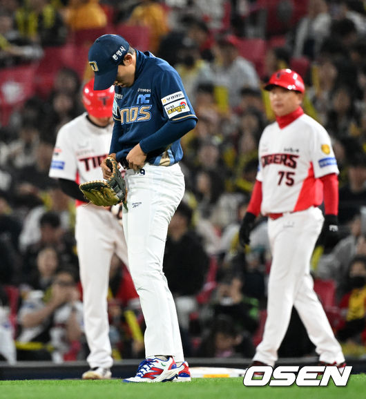 아쉬움에 고개 숙인 신재인