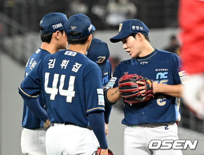 고개 숙인 '막내'에게 힘 불어넣는 선배들