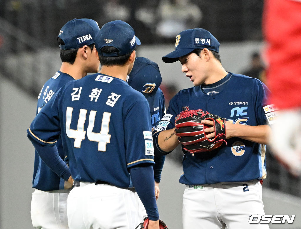 고개 숙인 '막내'에게 힘 불어넣는 선배들