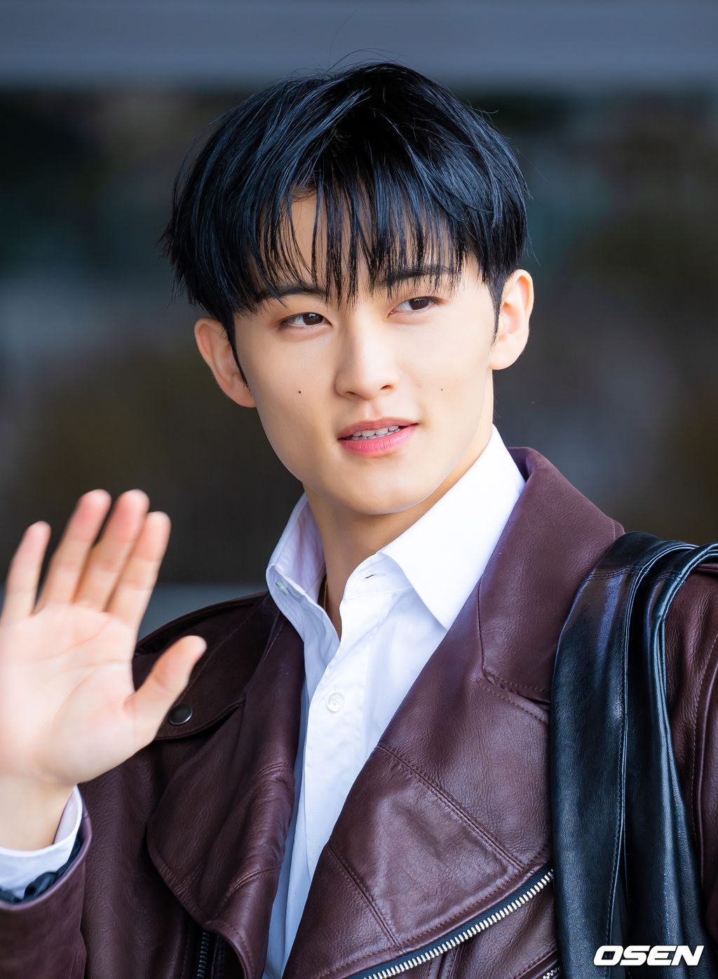 NCT 마크가 31일 김포국제공항을 통해 해외 일정 참석차 중국 상하이로 출국했다.NCT 마크는 FW26 상하이 패션위크 패션쇼에 참석한다.NCT 마크가 출국장으로 향하며 포즈를 취하고 있다. 2026.03.31 /rumi@osen.co.kr