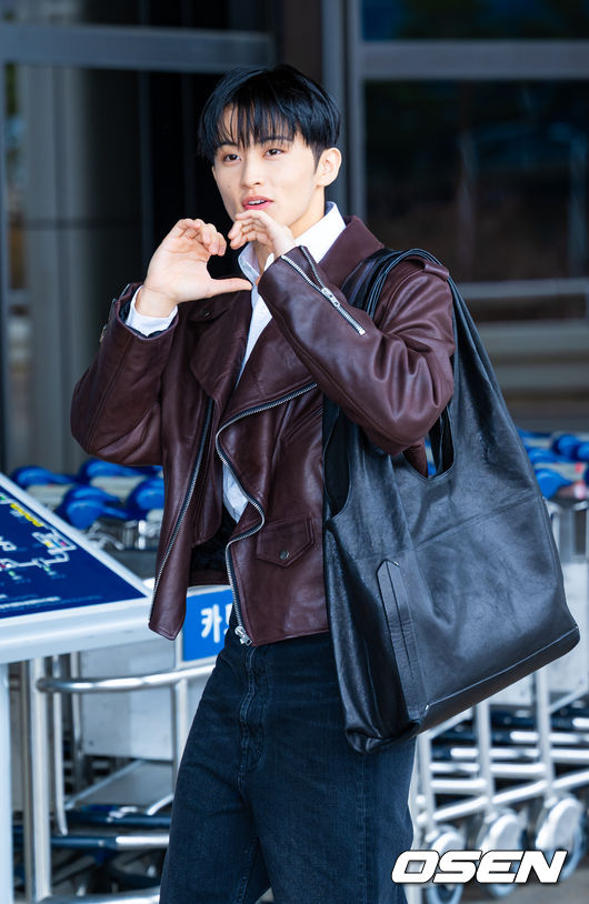 [OSEN=김포공항, 민경훈 기자] NCT 마크가 31일 김포국제공항을 통해 해외 일정 참석차 중국 상하이로 출국했다.NCT 마크는 FW26 상하이패션위크 패션쇼에 참석한다.NCT 마크가 출국장으로 향하며 포즈를 취하고 있다. 2026.03.31 /rumi@osen.co.kr