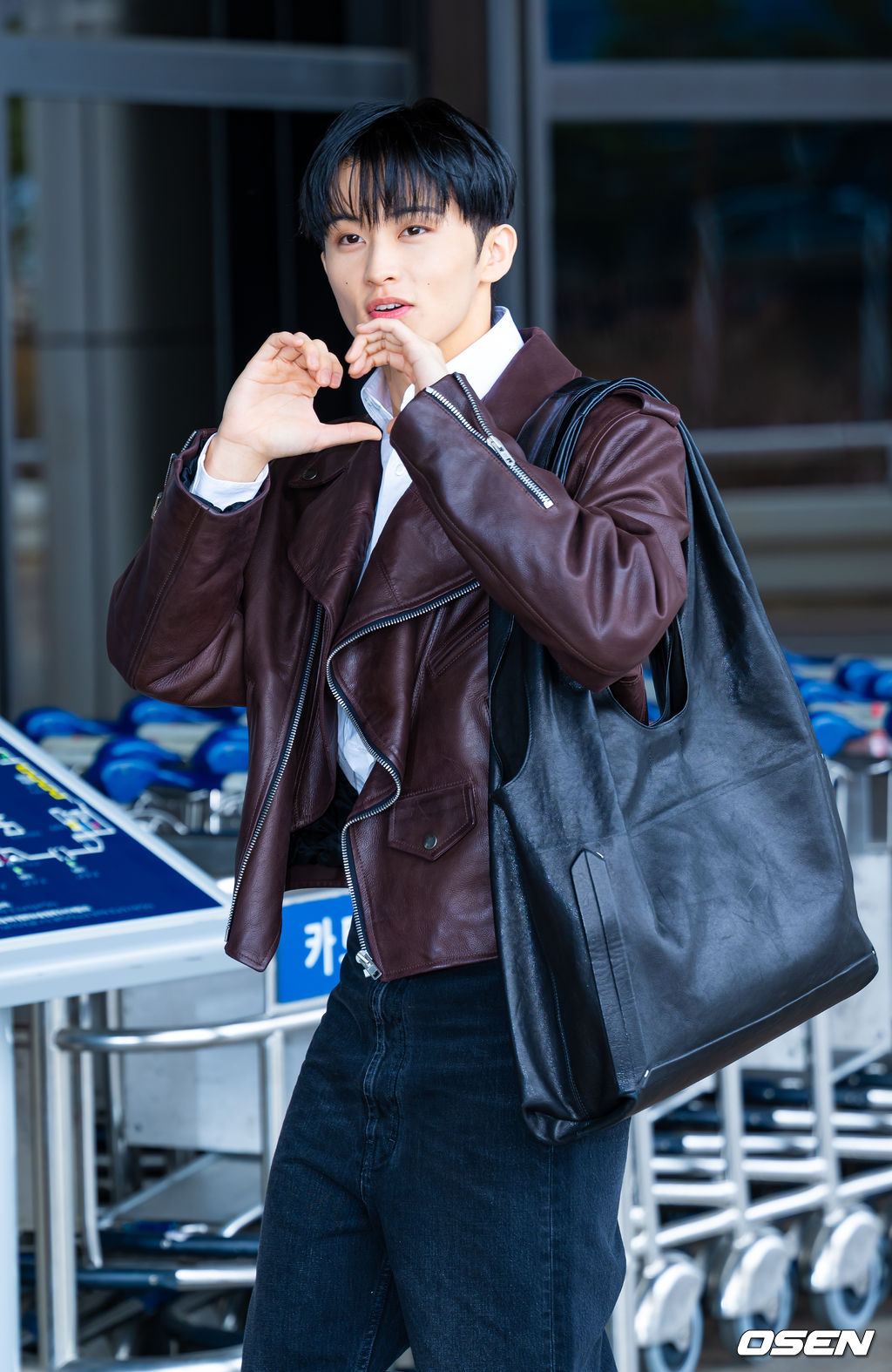 NCT 마크가 31일 김포국제공항을 통해 해외 일정 참석차 중국 상하이로 출국했다.NCT 마크는 FW26 상하이패션위크 패션쇼에 참석한다.NCT 마크가 출국장으로 향하며 포즈를 취하고 있다. 2026.03.31 /rumi@osen.co.kr