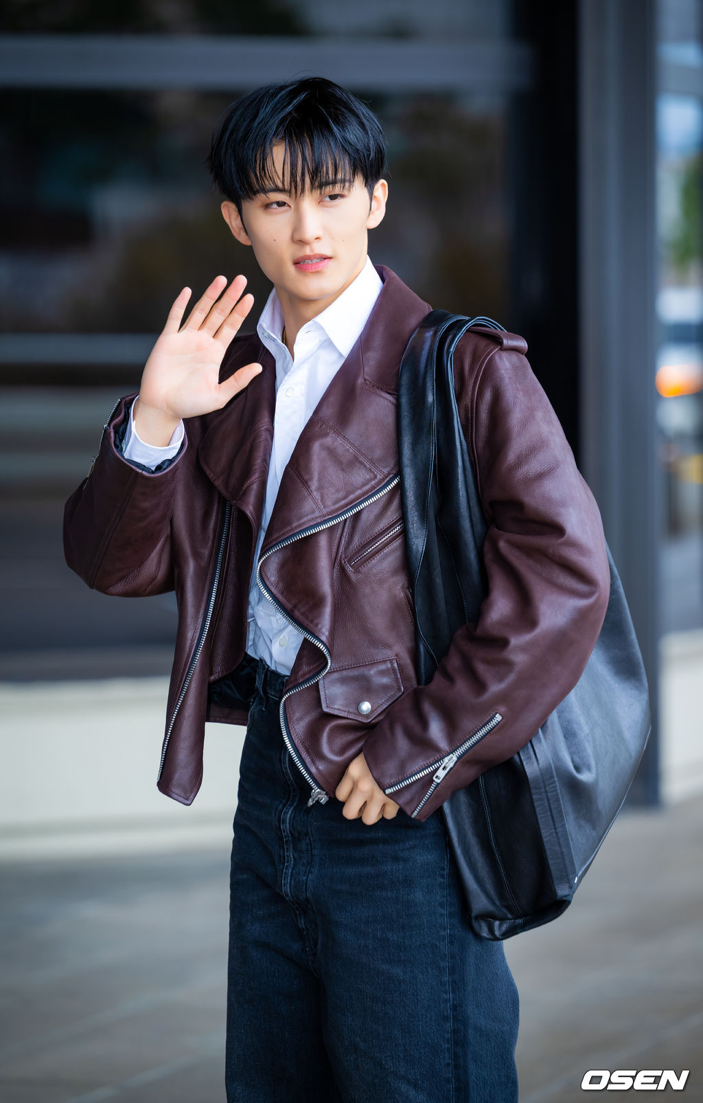 NCT 마크가 31일 김포국제공항을 통해 해외 일정 참석차 중국 상하이로 출국했다.NCT 마크는 FW26 상하이 패션위크 패션쇼에 참석한다.NCT 마크가 출국장으로 향하며 포즈를 취하고 있다. 2026.03.31 /rumi@osen.co.kr