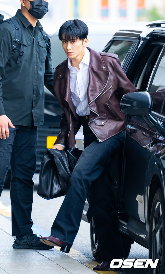 [OSEN=김포공항, 민경훈 기자] NCT 마크가 31일 김포국제공항을 통해 해외 일정 참석차 중국 상하이로 출국했다.NCT 마크는 FW26 상하이 패션위크 패션쇼에 참석한다.NCT 마크가 출국장으로 향하며 포즈를 취하고 있다. 2026.03.31 /rumi@osen.co.kr