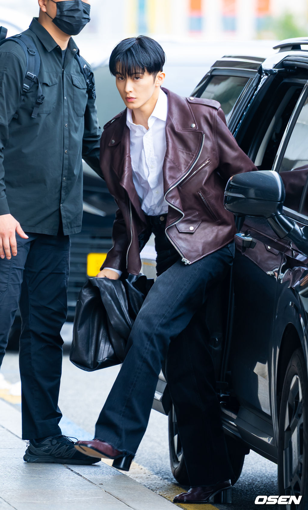 NCT 마크가 31일 김포국제공항을 통해 해외 일정 참석차 중국 상하이로 출국했다.NCT 마크는 FW26 상하이 패션위크 패션쇼에 참석한다.NCT 마크가 출국장으로 향하며 포즈를 취하고 있다. 2026.03.31 /rumi@osen.co.kr