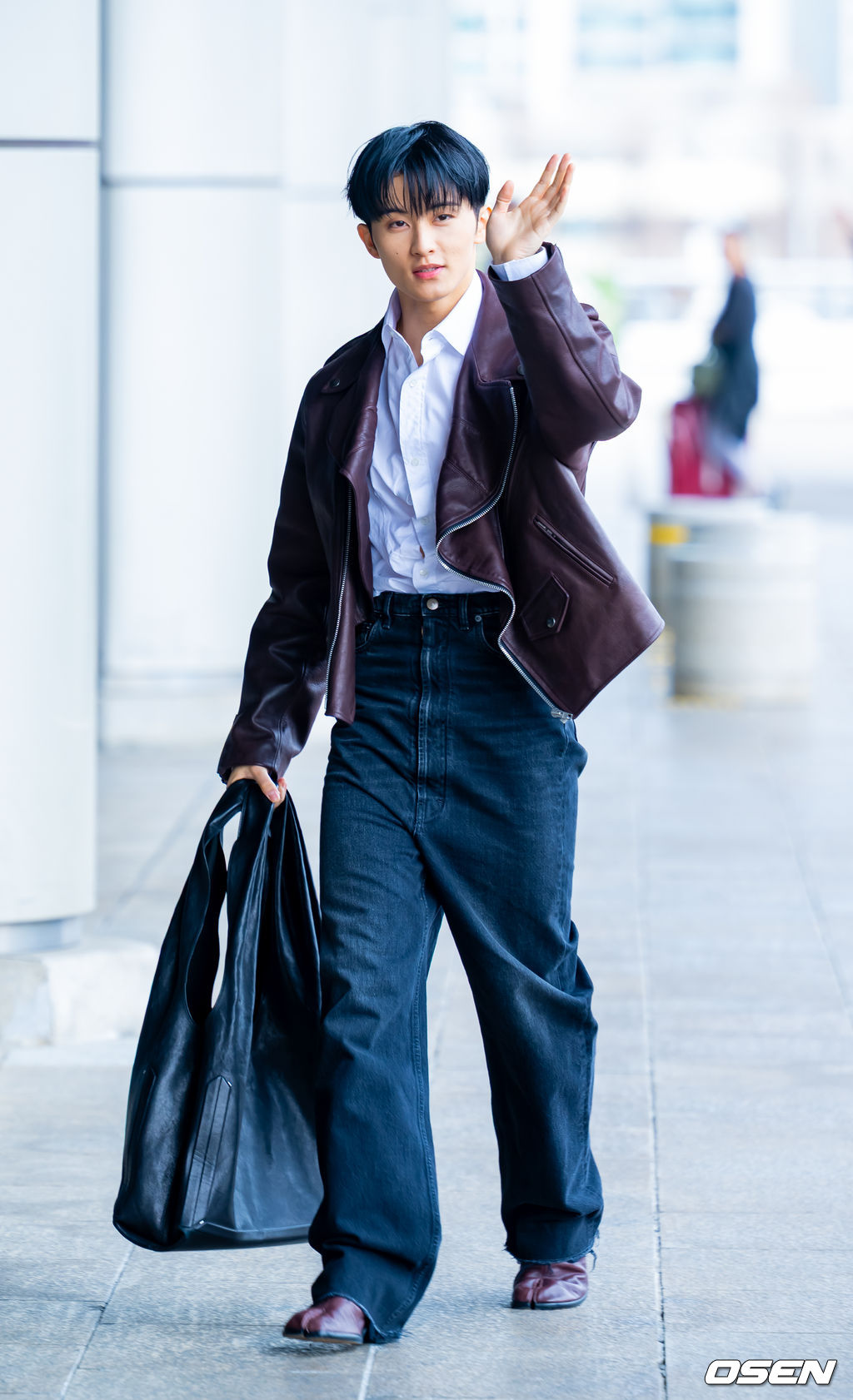 NCT 마크가 31일 김포국제공항을 통해 해외 일정 참석차 중국 상하이로 출국했다.NCT 마크는 FW26 상하이 패션위크 패션쇼에 참석한다.NCT 마크가 출국장으로 향하며 포즈를 취하고 있다. 2026.03.31 /rumi@osen.co.kr