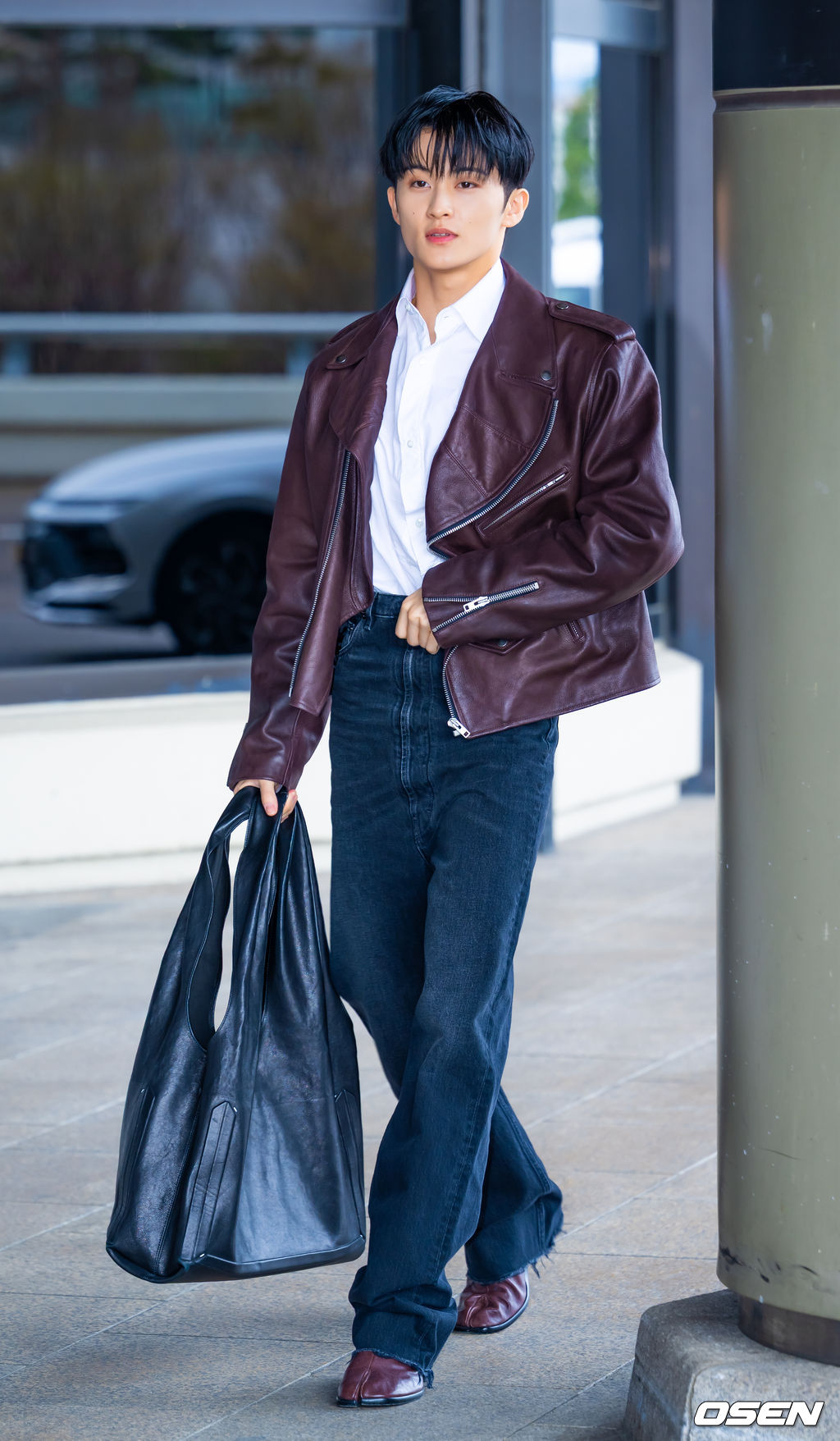 NCT 마크가 31일 김포국제공항을 통해 해외 일정 참석차 중국 상하이로 출국했다.NCT 마크는 FW26 상하이 패션위크 패션쇼에 참석한다.NCT 마크가 출국장으로 향하며 포즈를 취하고 있다. 2026.03.31 /rumi@osen.co.kr