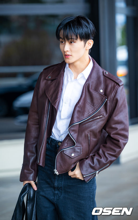 [OSEN=김포공항, 민경훈 기자] NCT 마크가 31일 김포국제공항을 통해 해외 일정 참석차 중국 상하이로 출국했다.NCT 마크는 FW26 상하이패션위크 패션쇼에 참석한다.NCT 마크가 출국장으로 향하며 포즈를 취하고 있다. 2026.03.31 /rumi@osen.co.kr