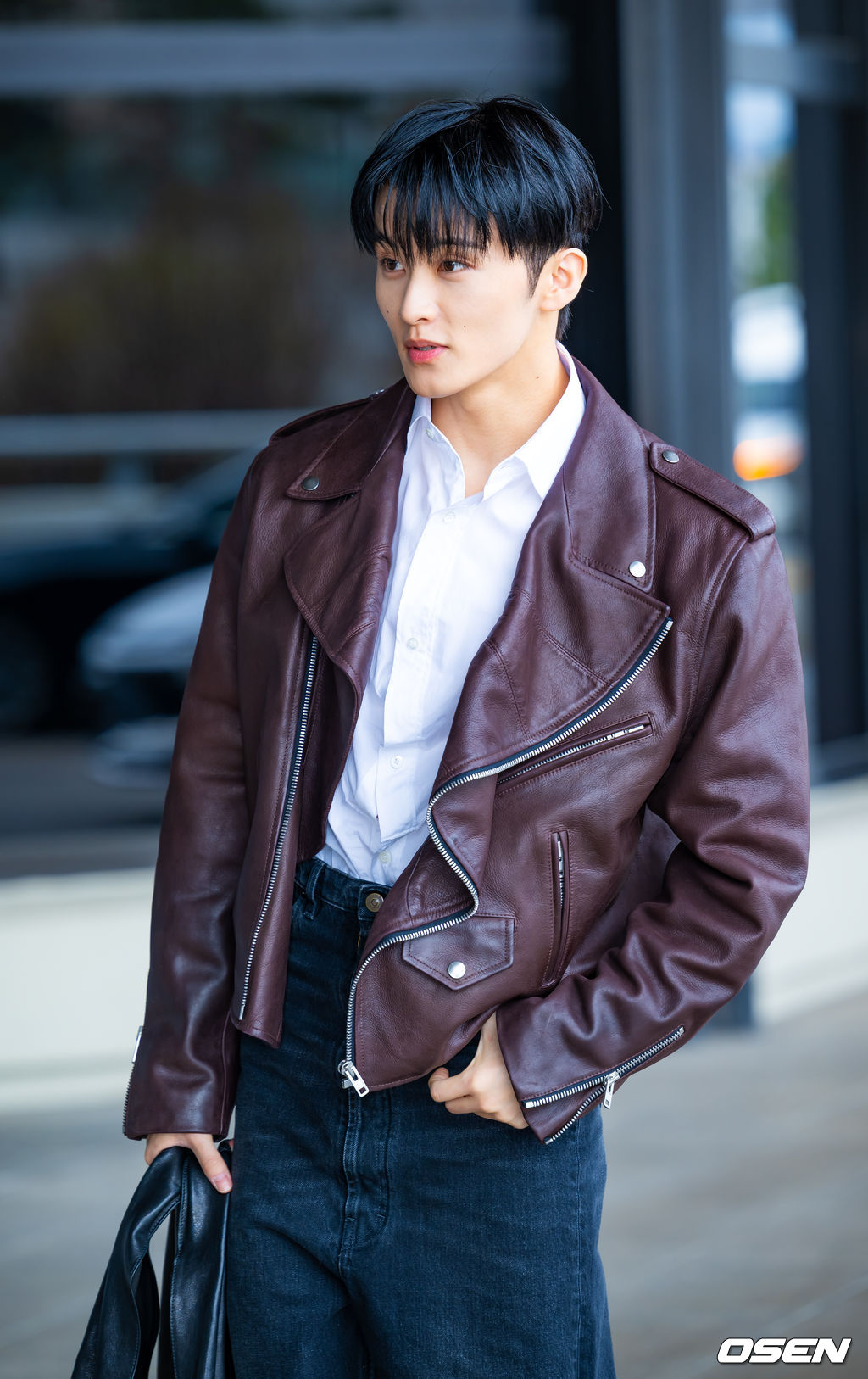 NCT 마크가 31일 김포국제공항을 통해 해외 일정 참석차 중국 상하이로 출국했다.NCT 마크는 FW26 상하이패션위크 패션쇼에 참석한다.NCT 마크가 출국장으로 향하며 포즈를 취하고 있다. 2026.03.31 /rumi@osen.co.kr