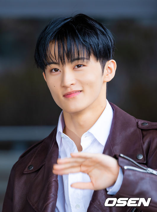 [OSEN=김포공항, 민경훈 기자] NCT 마크가 31일 김포국제공항을 통해 해외 일정 참석차 중국 상하이로 출국했다.NCT 마크는 FW26 상하이 패션위크 패션쇼에 참석한다.NCT 마크가 출국장으로 향하며 포즈를 취하고 있다. 2026.03.31 /rumi@osen.co.kr