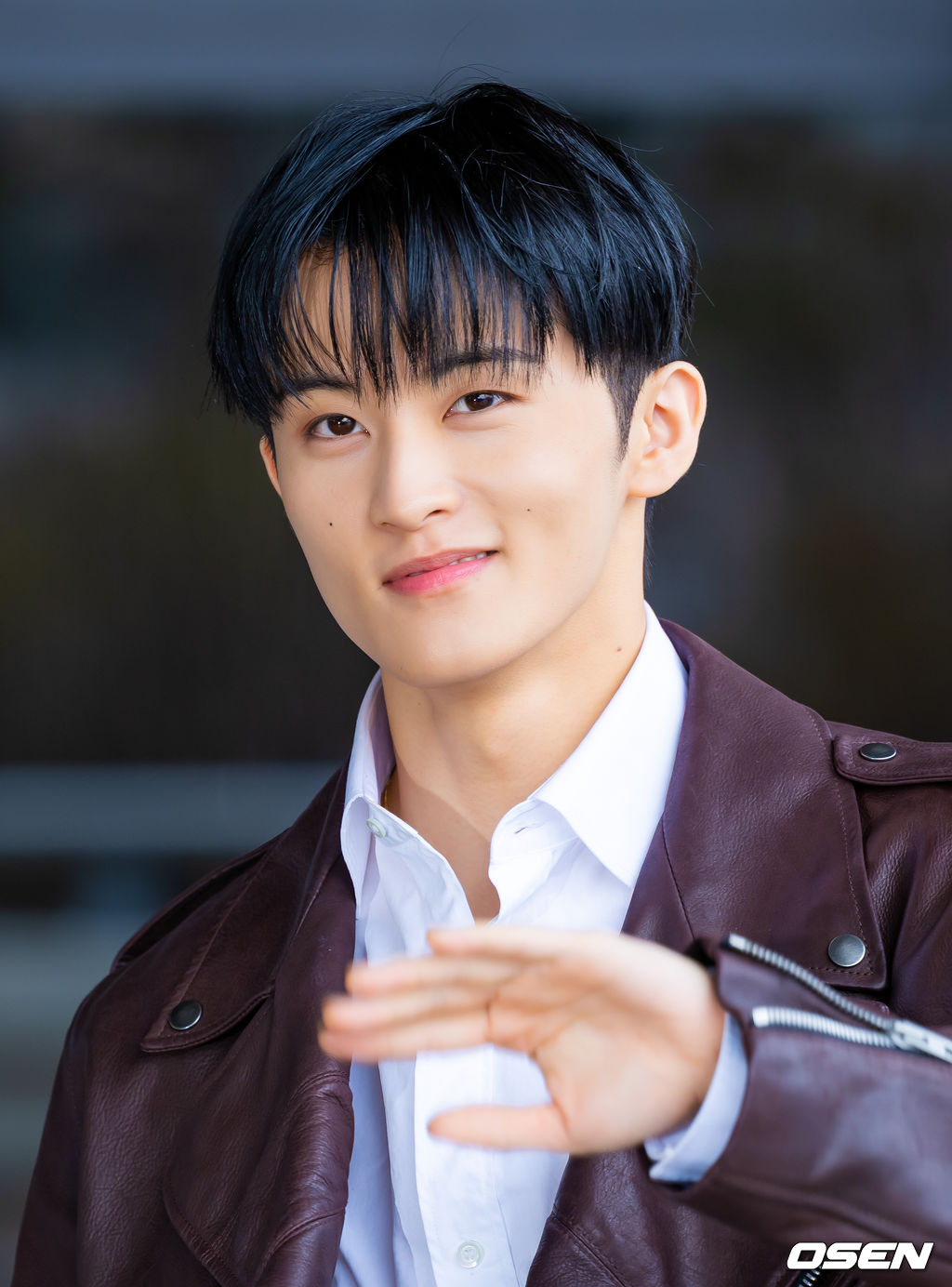 NCT 마크가 31일 김포국제공항을 통해 해외 일정 참석차 중국 상하이로 출국했다.NCT 마크는 FW26 상하이 패션위크 패션쇼에 참석한다.NCT 마크가 출국장으로 향하며 포즈를 취하고 있다. 2026.03.31 /rumi@osen.co.kr