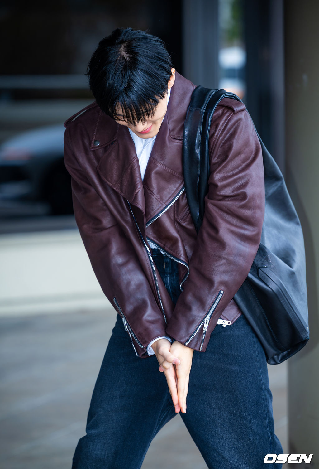 NCT 마크가 31일 김포국제공항을 통해 해외 일정 참석차 중국 상하이로 출국했다.NCT 마크는 FW26 상하이패션위크 패션쇼에 참석한다.NCT 마크가 출국장으로 향하며 포즈를 취하고 있다. 2026.03.31 /rumi@osen.co.kr