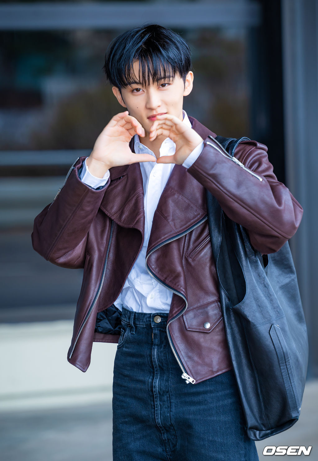 NCT 마크가 31일 김포국제공항을 통해 해외 일정 참석차 중국 상하이로 출국했다.NCT 마크는 FW26 상하이 패션위크 패션쇼에 참석한다.NCT 마크가 출국장으로 향하며 포즈를 취하고 있다. 2026.03.31 /rumi@osen.co.kr