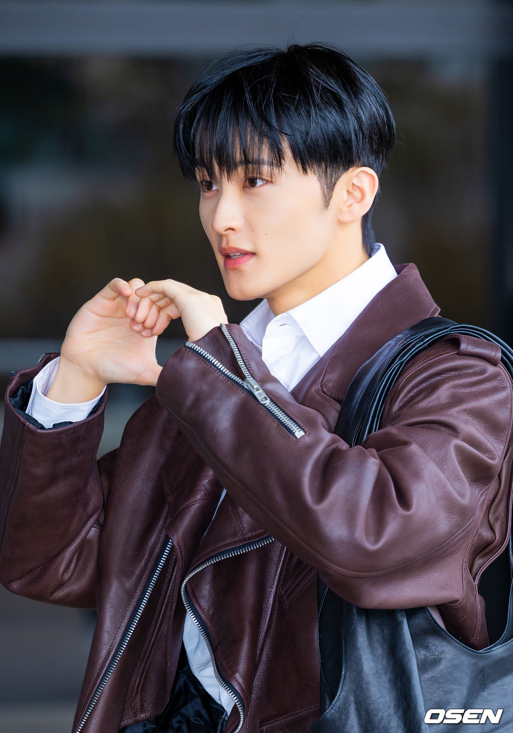 NCT 마크가 31일 김포국제공항을 통해 해외 일정 참석차 중국 상하이로 출국했다.NCT 마크는 FW26 상하이 패션위크 패션쇼에 참석한다.NCT 마크가 출국장으로 향하며 포즈를 취하고 있다. 2026.03.31 /rumi@osen.co.kr