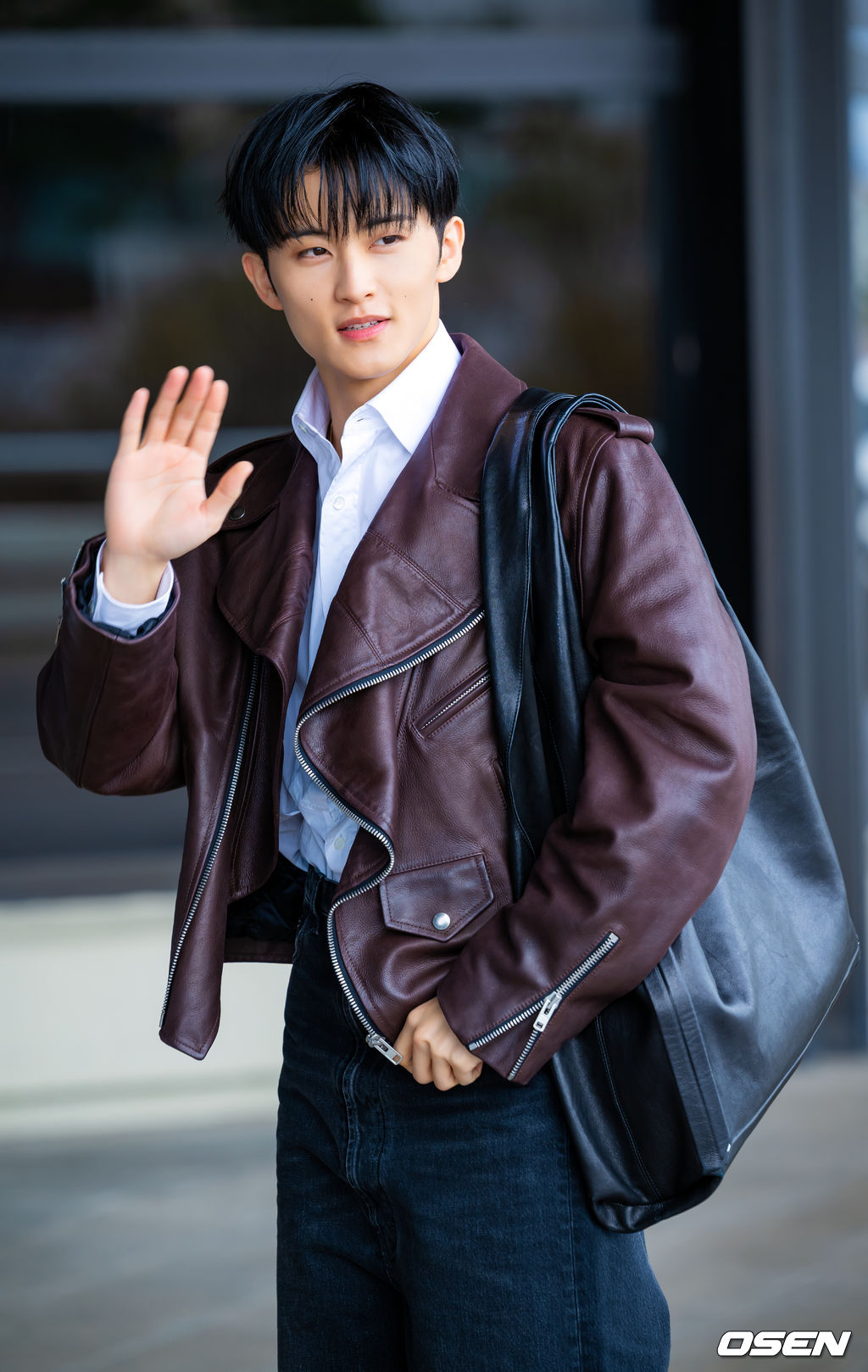 NCT 마크가 31일 김포국제공항을 통해 해외 일정 참석차 중국 상하이로 출국했다.NCT 마크는 FW26 상하이 패션위크 패션쇼에 참석한다.NCT 마크가 출국장으로 향하며 포즈를 취하고 있다. 2026.03.31 /rumi@osen.co.kr