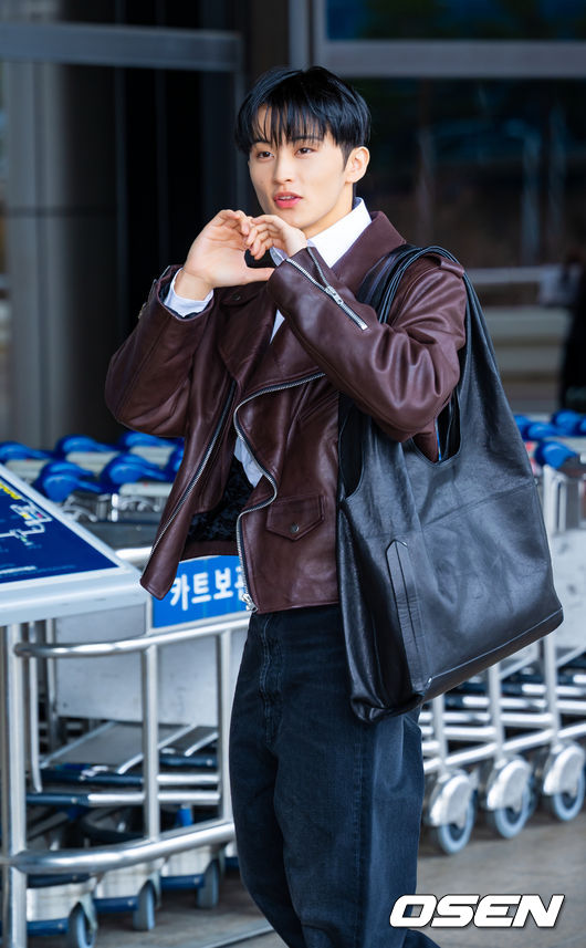 [OSEN=김포공항, 민경훈 기자] NCT 마크가 31일 김포국제공항을 통해 해외 일정 참석차 중국 상하이로 출국했다.NCT 마크는 FW26 상하이 패션위크 패션쇼에 참석한다.NCT 마크가 출국장으로 향하며 포즈를 취하고 있다. 2026.03.31 /rumi@osen.co.kr