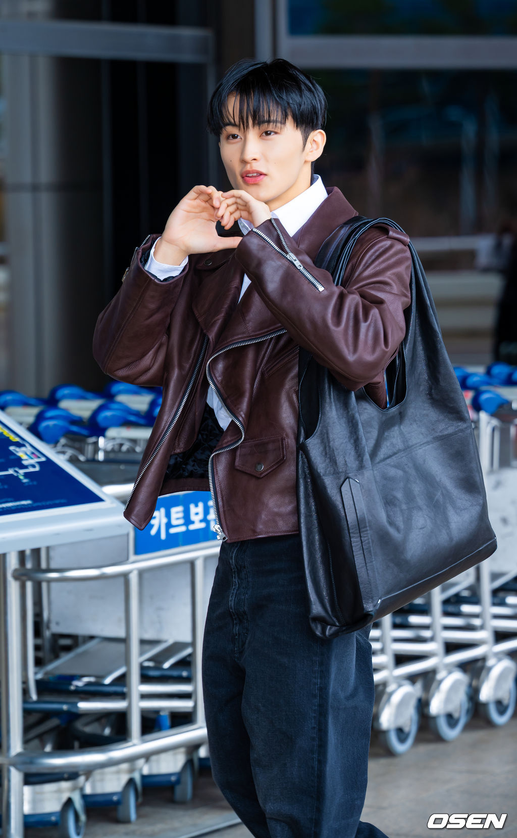 NCT 마크가 31일 김포국제공항을 통해 해외 일정 참석차 중국 상하이로 출국했다.NCT 마크는 FW26 상하이 패션위크 패션쇼에 참석한다.NCT 마크가 출국장으로 향하며 포즈를 취하고 있다. 2026.03.31 /rumi@osen.co.kr