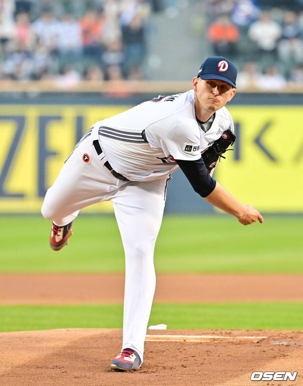 3일 오후 서울 잠실구장에서 ‘2026 신한은행 SOL Bank KBO리그’ 두산 베어스와 한화 이글스의 경기가 진행됐다.이날 두산은 플렉센을, 한화는 에르난데스를 선발투수로 내세웠다.  1회초 두산 선발투수 플렉센이 역투하고 있다.     2026.04.02 / soul1014@osen.co.kr