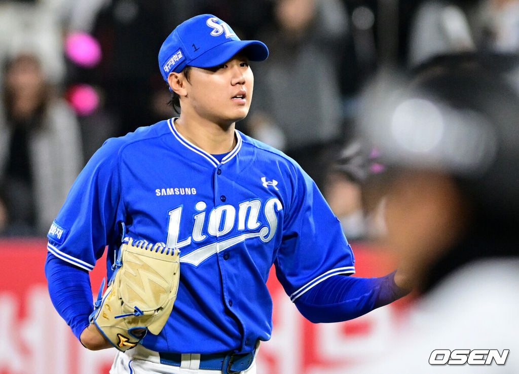 3일 경기도 수원 KT위즈파크에서 2026 신한 SOL KBO리그 KT 위즈와 삼성 라이온즈의 경기가 열렸다.이날 KT는 사우어, 삼성은 후라도를 선발로 내세웠다.8회말 2사 2루에서 삼성 배찬승이 KT 힐리어드에게 헛스윙 삼진을 유도한 뒤 기뻐하고 있다. 2026.04.03 /cej@osen.co.kr