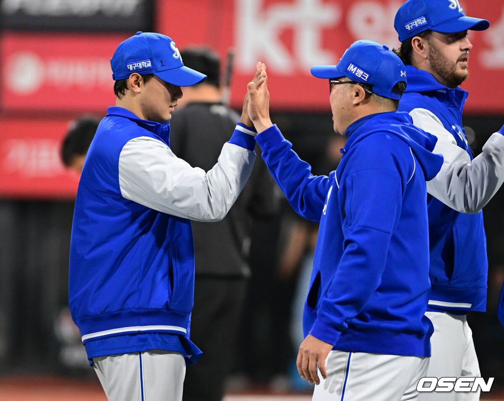 삼성 라이온즈가 개막 5연승으로 선두를 달리던 KT 위즈를 잡았다.삼성은 3일 수원KT위즈파크에서 열린 2026 신한은행 SOL Bank KBO리그 KT 위즈와 원정 경기에서 2-1 승리를 거뒀다. 김성윤과 류지혁이 귀중한 안타를 때렸고, 이날 외인 선발 아리엘 후라도가 호투를 펼치면서 팀 승리에 이바지했다.삼성 배찬승이 박진만 감독과 승리를 기뻐하고 있다. 2026.04.03 /cej@osen.co.kr