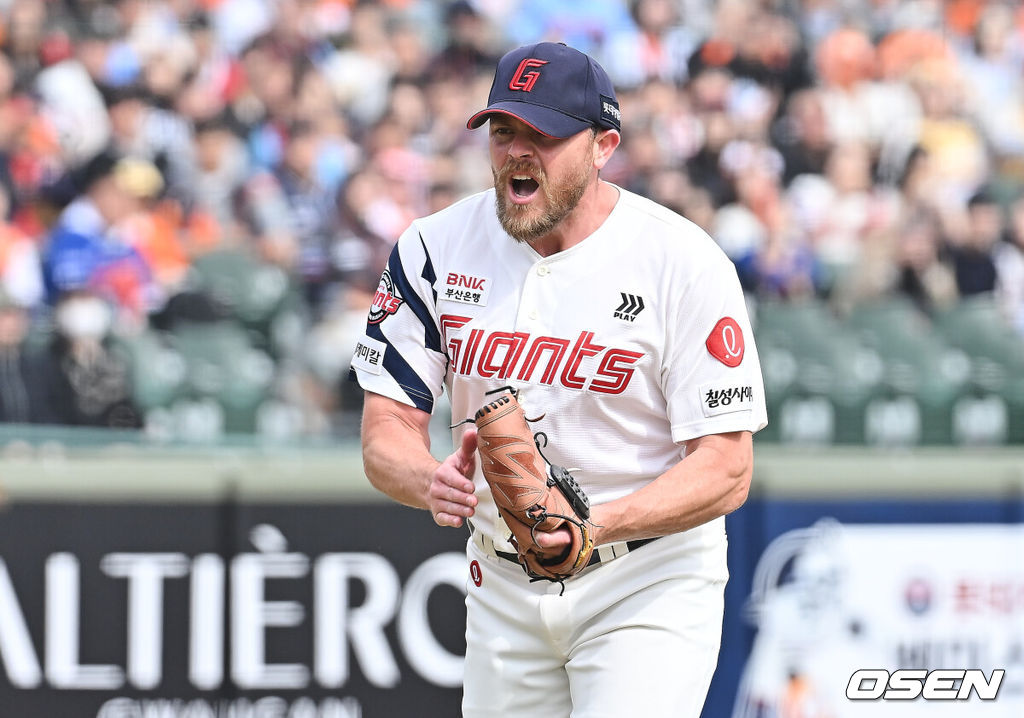 22일 부산 사직야구장에서 2026 신한 SOL KBO 리그 롯데 자이언츠와 한화 이글스의 시범경기가 열렸다. 홈팀 롯데는 비슬리가, 방문팀 한화는 에르난데스가 선발 출전했다.롯데 자이언츠 선발 투수 비슬리가 5회초 2사 3루 한화 이글스 김태연을 3루수 땅볼로 잡고 환호하고 있다. 2026.03.22 / foto0307@osen.co.kr