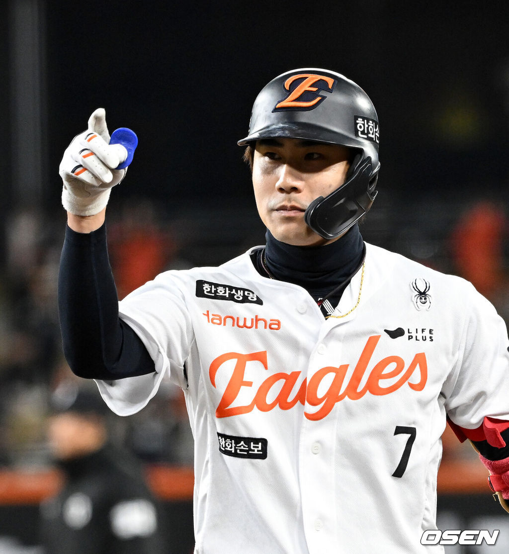 1일 대전 한화생명볼파크에서 2026 신한 SOL KBO리그 한화 이글스와 KT 위즈의 경기가 열렸다.이날 한화는 류현진, KT는 고영표를 선발로 내세웠다.6회말 무사 1,3루에서 한화 심우준이 좌전 적시타를 치고 환호하고 있다. 2026.04.01 /sunday@osen.co.krc