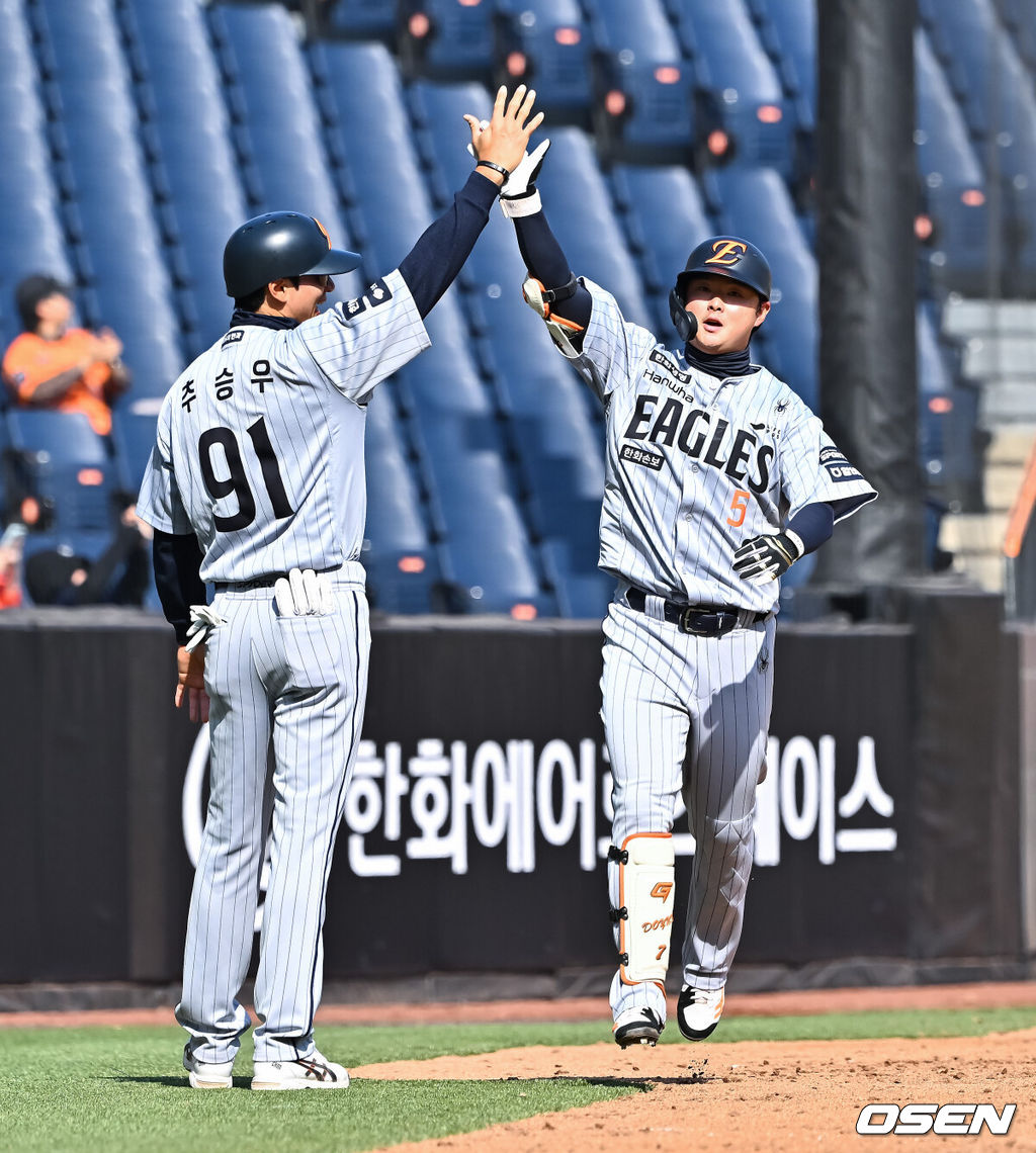 17일 오후 대전 한화생명볼파크에서 2026 신한 SOL KBO 리그 시범경기 한화 이글스와 두산 베어스의 경기가 진행됐다.전날 경기에서는 두산이 한화를 상대로 8-4 승리를 거뒀다.7회말 1사 한화 이도윤이 재역전 솔로홈런을 날리고 베이스를 돌고 있다. 2026.03.17 / soul1014@osen.co.kr