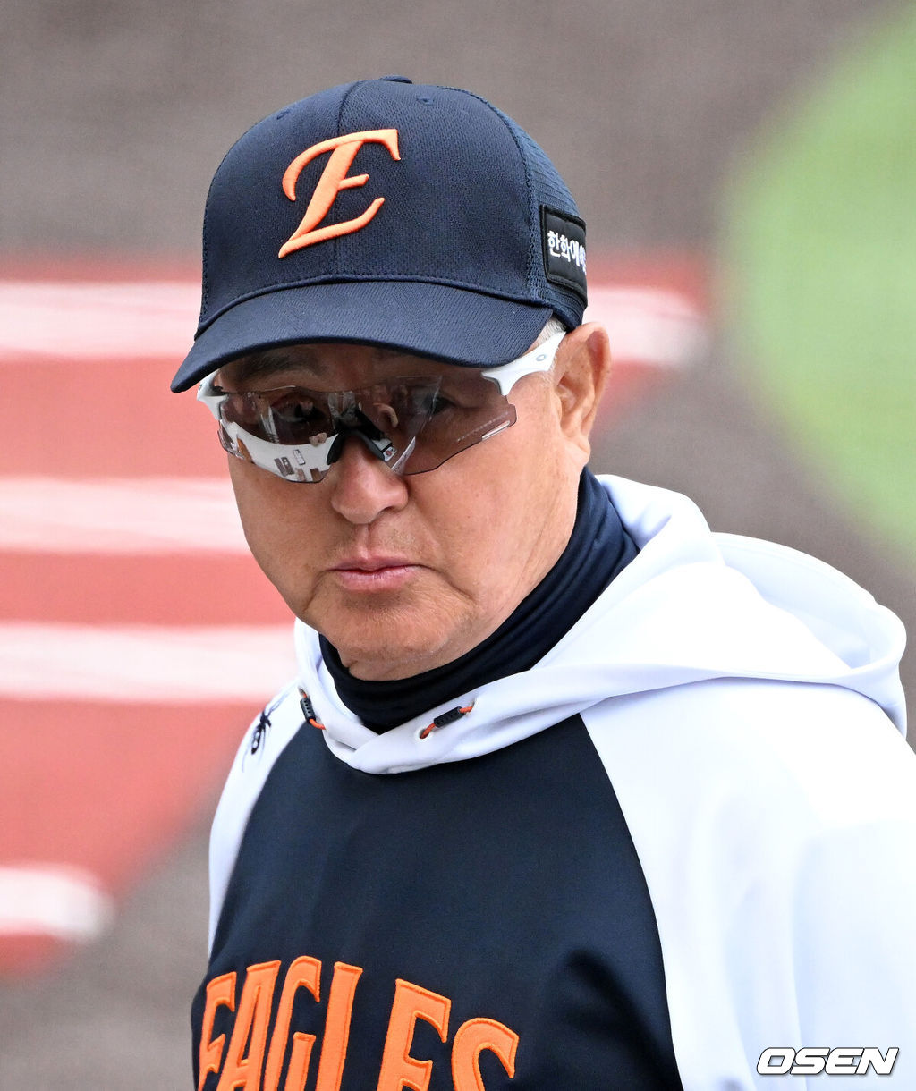 1일 대전 한화생명볼파크에서 2026 신한 SOL KBO리그 한화 이글스와 KT 위즈의 경기가 열렸다.이날 한화는 류현진, KT는 고영표를 선발로 내세웠다.경기에 앞서 한화 김경문 감독이 취재진과 인터뷰를 하고 있다. 2026.04.01 /sunday@osen.co.kr