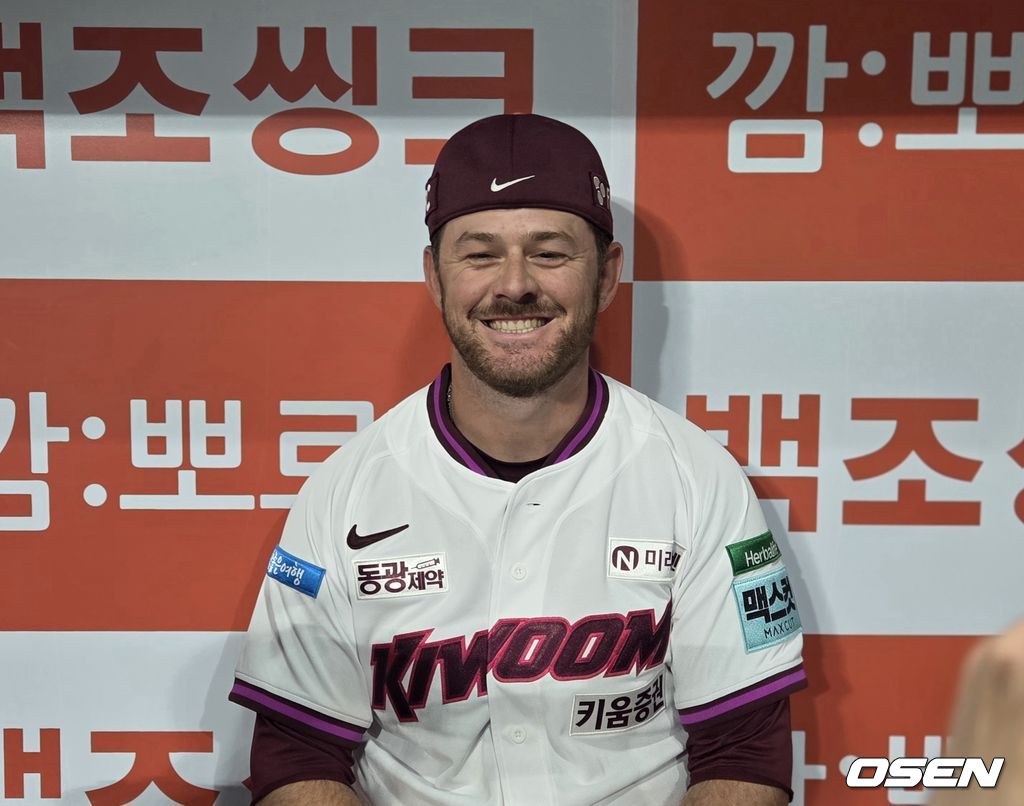  프로야구 키움 히어로즈 외국인 타자 브룩스가 3일 고척 스카이돔에서 열린 LG 트윈스와 경기에서 4타수 4안타 맹활약을 하고 취재진과 인터뷰를 하고 있다. /orange@osen.co.kr