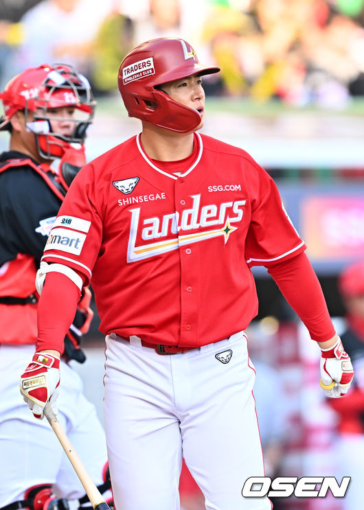 [OSEN=인천, 민경훈 기자] 28일 인천 SSG랜더스필드에서 ‘2026 신한 SOL KBO리그’ SSG 랜더스와 KIA 타이거즈의 개막전이 열렸다.이날 경기에서 SSG은 화이트를, KIA는 네일을 선발로 내세웠다.8회말 1사 주자 1루 SSG 김재환이 타석에서 헛스윙 삼진아웃을 당한 후 아쉬워하고 있다. 2026.03.28&nbsp;/ rumi@osen.co.kr
