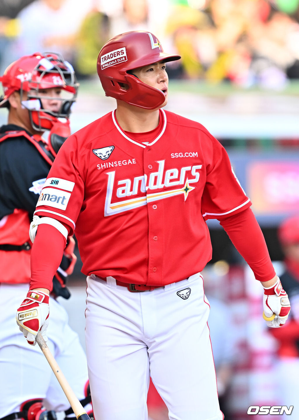28일 인천 SSG랜더스필드에서 ‘2026 신한 SOL KBO리그’ SSG 랜더스와 KIA 타이거즈의 개막전이 열렸다.이날 경기에서 SSG은 화이트를, KIA는 네일을 선발로 내세웠다.8회말 1사 주자 1루 SSG 김재환이 타석에서 헛스윙 삼진아웃을 당한 후 아쉬워하고 있다. 2026.03.28 / rumi@osen.co.kr