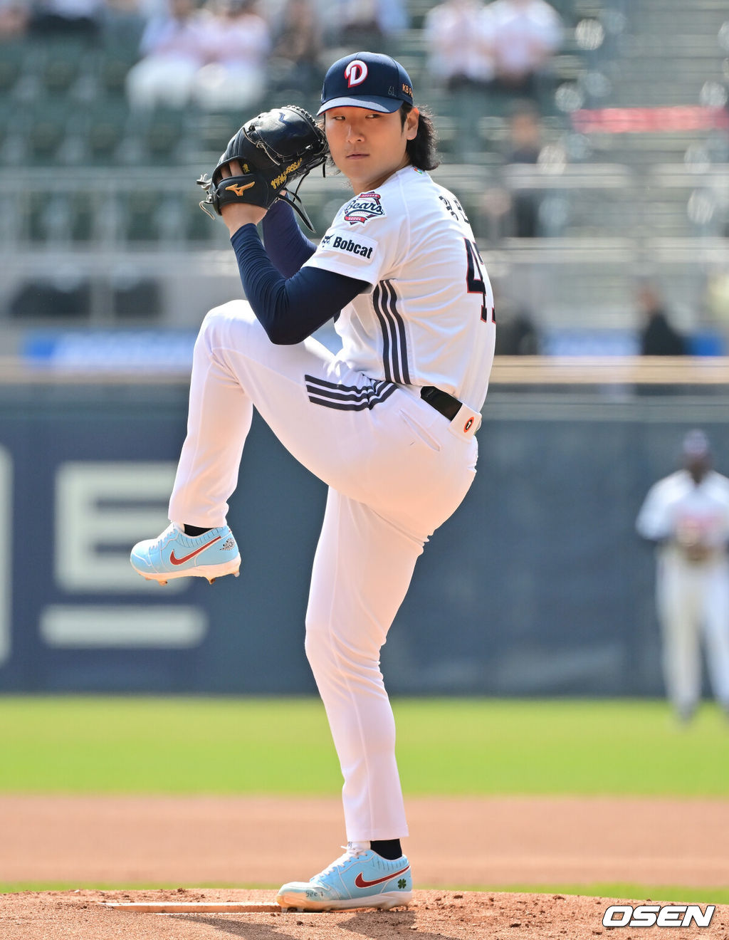 4일 오후 서울 잠실구장에서 ‘2026 신한은행 SOL Bank KBO리그’ 두산 베어스와 한화 이글스의 경기가 진행됐다.이날 두산은 곽빈을, 한화는 왕옌청이 선발투수로 내세웠다. 1회초 두산 선발투수 곽빈이 역투하고 있다. 2026.04.04 / soul1014@osen.co.kr