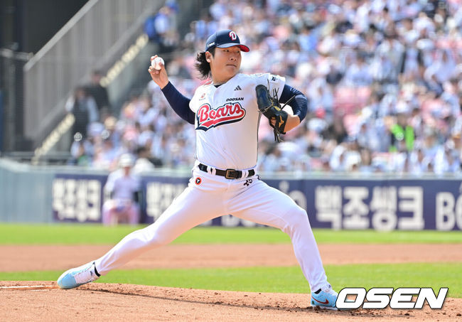 [OSEN=잠실, 박준형 기자] 4일 오후 서울 잠실구장에서 ‘2026 신한은행 SOL Bank KBO리그’ 두산 베어스와 한화 이글스의 경기가 진행됐다.이날 두산은 곽빈을, 한화는 왕옌청이 선발투수로 내세웠다.  1회초 두산 선발투수 곽빈이 역투하고 있다.     2026.04.04 / soul1014@osen.co.kr