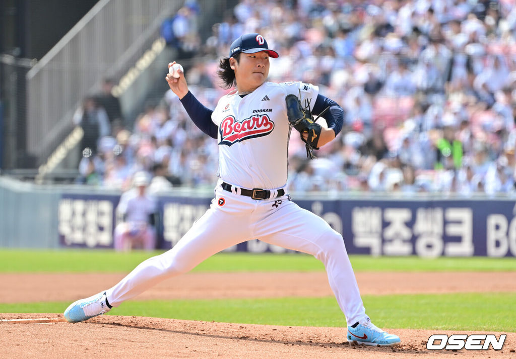 4일 오후 서울 잠실구장에서 ‘2026 신한은행 SOL Bank KBO리그’ 두산 베어스와 한화 이글스의 경기가 진행됐다.이날 두산은 곽빈을, 한화는 왕옌청이 선발투수로 내세웠다. 1회초 두산 선발투수 곽빈이 역투하고 있다. 2026.04.04 / soul1014@osen.co.kr