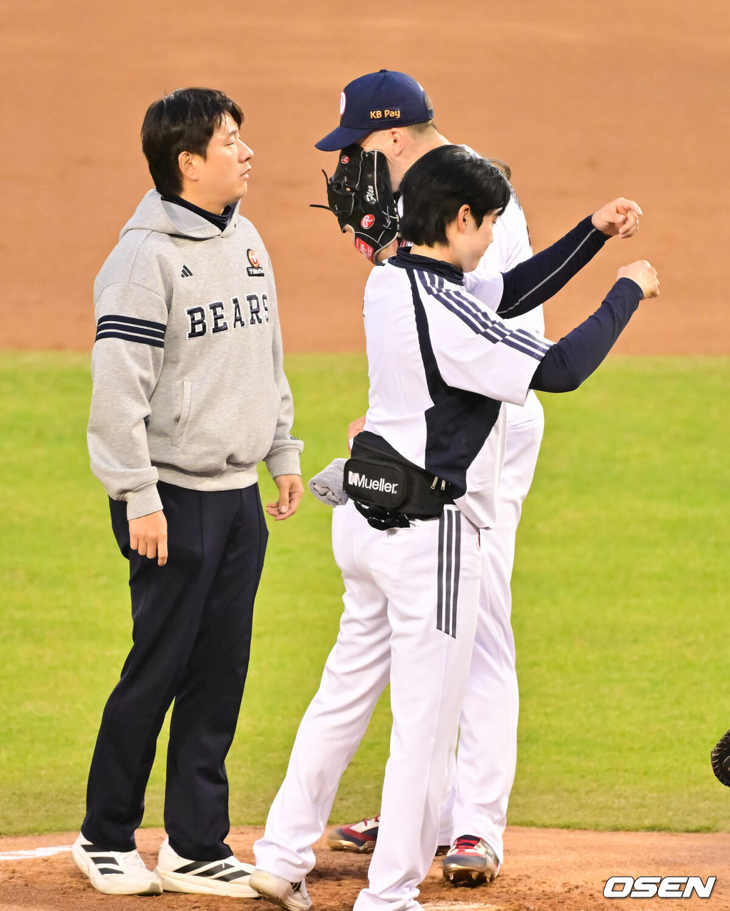 3일 오후 서울 잠실구장에서 ‘2026 신한은행 SOL Bank KBO리그’ 두산 베어스와 한화 이글스의 경기가 진행됐다.이날 두산은 플렉센을, 한화는 에르난데스를 선발투수로 내세웠다.  2회초 두산 선발투수 플렉센이 몸 이상으로 교체되고 있다.  2026.04.02 / soul1014@osen.co.kr