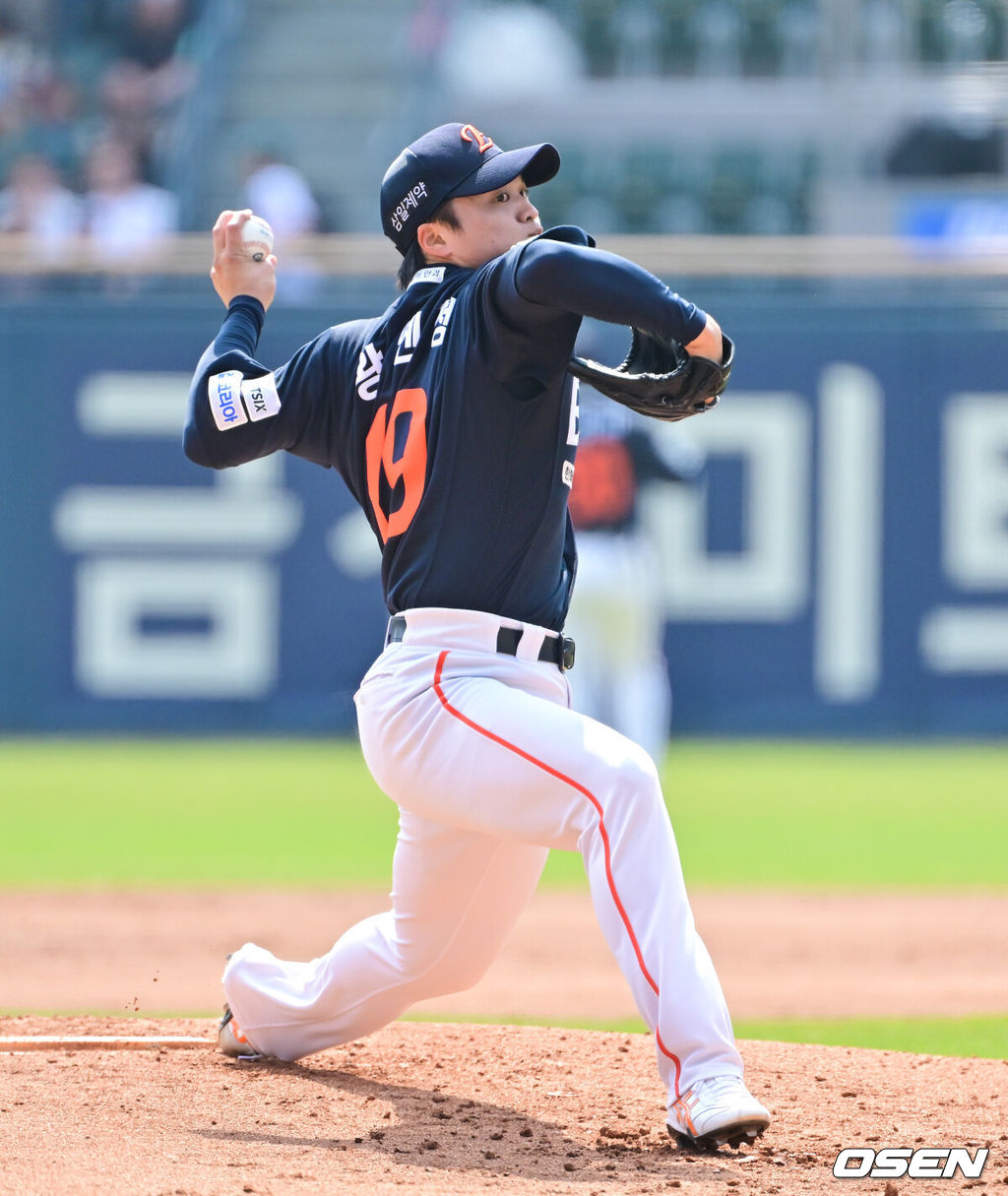 4일 오후 서울 잠실구장에서 ‘2026 신한은행 SOL Bank KBO리그’ 두산 베어스와 한화 이글스의 경기가 진행됐다.이날 두산은 곽빈을, 한화는 왕옌청이 선발투수로 내세웠다. 1회말 한화 선발투수 왕옌청이 역투하고 있다. 2026.04.04 / soul1014@osen.co.kr