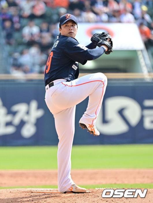 [OSEN=잠실, 박준형 기자] 4일 오후 서울 잠실구장에서 ‘2026 신한은행 SOL Bank KBO리그’ 두산 베어스와 한화 이글스의 경기가 진행됐다.이날 두산은 곽빈을, 한화는 왕옌청이 선발투수로 내세웠다.  1회말 한화 선발투수 왕옌청이 역투하고 있다.     2026.04.04 / soul1014@osen.co.kr