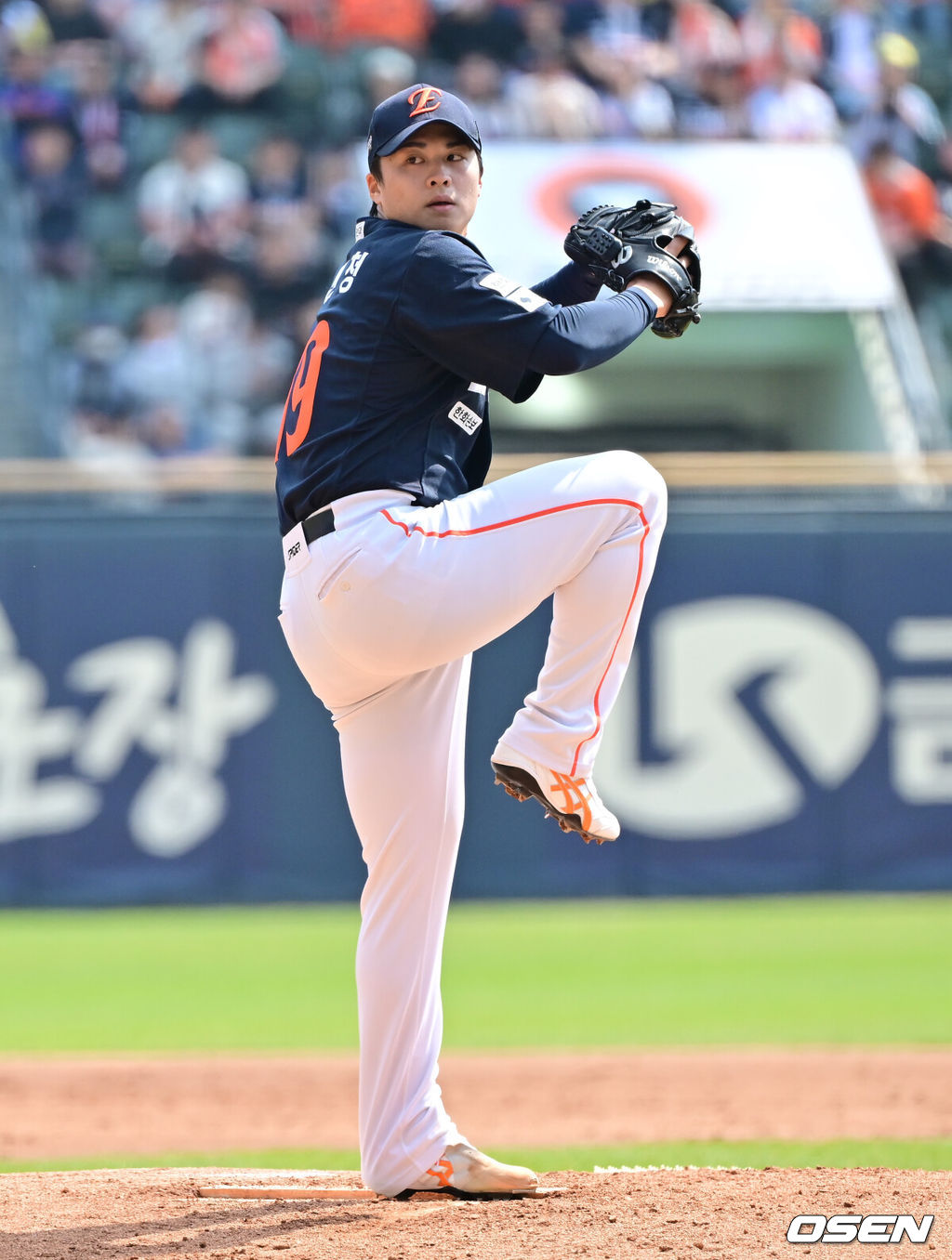 4일 오후 서울 잠실구장에서 ‘2026 신한은행 SOL Bank KBO리그’ 두산 베어스와 한화 이글스의 경기가 진행됐다.이날 두산은 곽빈을, 한화는 왕옌청이 선발투수로 내세웠다. 1회말 한화 선발투수 왕옌청이 역투하고 있다. 2026.04.04 / soul1014@osen.co.kr