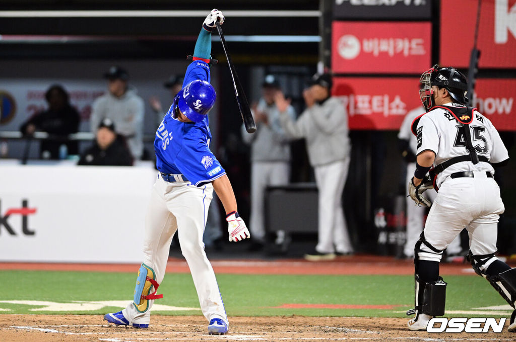 3일 경기도 수원 KT위즈파크에서 2026 신한 SOL KBO리그 KT 위즈와 삼성 라이온즈의 경기가 열렸다.이날 KT는 사우어, 삼성은 후라도를 선발로 내세웠다.6회말 2사 3루에서 삼성 김영웅이 헛스윙 삼진으로 물러나며 배트를 내던지고 있다. 2026.04.03 /cej@osen.co.kr