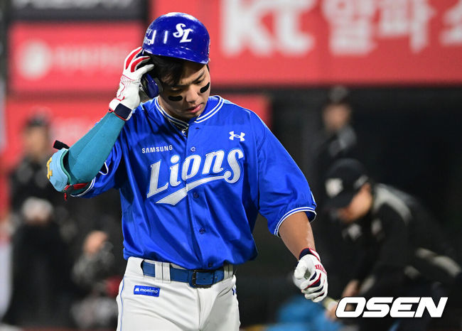[OSEN=수원, 조은정 기자] 3일 경기도 수원 KT위즈파크에서 2026 신한 SOL KBO리그 KT 위즈와 삼성 라이온즈의 경기가 열렸다.이날 KT는 사우어, 삼성은 후라도를 선발로 내세웠다.6회말 2사 3루에서 삼성 김영웅이 헛스윙 삼진으로 물러나고 있다. 2026.04.03 /cej@osen.co.kr