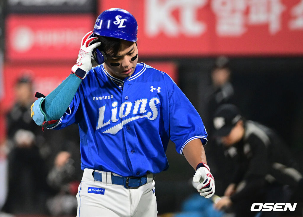 3일 경기도 수원 KT위즈파크에서 2026 신한 SOL KBO리그 KT 위즈와 삼성 라이온즈의 경기가 열렸다.이날 KT는 사우어, 삼성은 후라도를 선발로 내세웠다.6회말 2사 3루에서 삼성 김영웅이 헛스윙 삼진으로 물러나고 있다. 2026.04.03 /cej@osen.co.kr