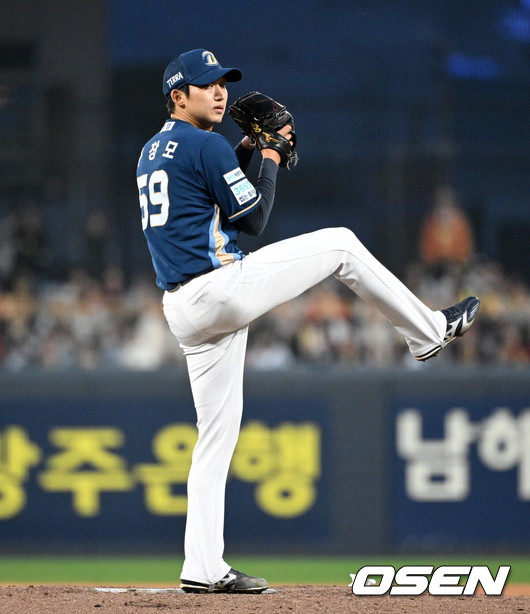 [OSEN=광주, 이대선 기자] 3일 광주-기아 챔피언스필드에서 2026 신한 SOL KBO리그 KIA 타이거즈와 NC 다이노스의 경기가 열렸다.이날 KIA는 제임스 네일, NC는 구창모를 선발로 내세웠다.1회말 무사에서 NC 선발투수 구창모가 역투하고 있다. 2026.04.03 /sunday@osen.co.kr